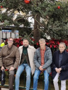 Juanma Badenas ante el abeto de 11 metros instalado en la plaza de la Reina